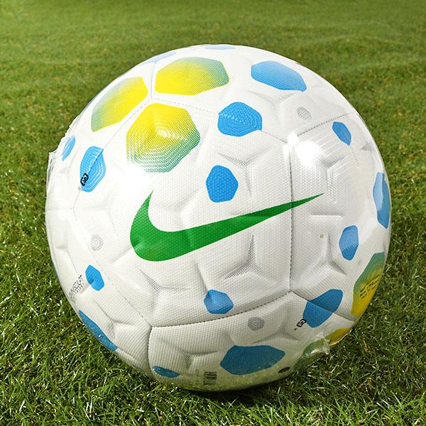 NIKE ナイキ アカデミー CBF NK ACADEMY SP26アカデミー サッカーボールの革新的なオムニスカルプト技術でゴールを重ねよう。ケーシングに刻まれた溝が空気の流れを最適化し、より正確な飛行を実現します。4号球 ラバー