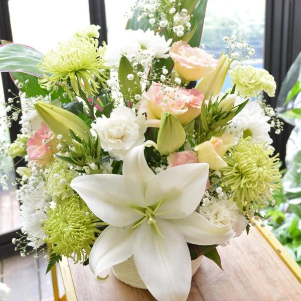 ユリ入お供え おまかせアレンジメント サイズ:L 生花 ギフト 法事 供花 菊 お彼岸 新盆 初盆 お悔み 法要