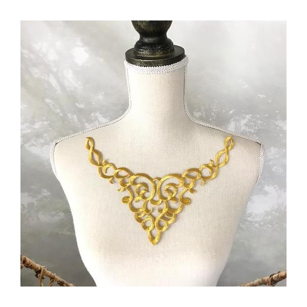 エレガントなゴールドのネックライン形のワッペンモチーフです。新体操、社交ダンス、バトントワリング、レオタード、ベリーダンス、フィギュアスケート、バレエ衣装、ドレス、ステージ衣装、手作り衣装などにお使いいただけます。サイズ：H25cm W19...