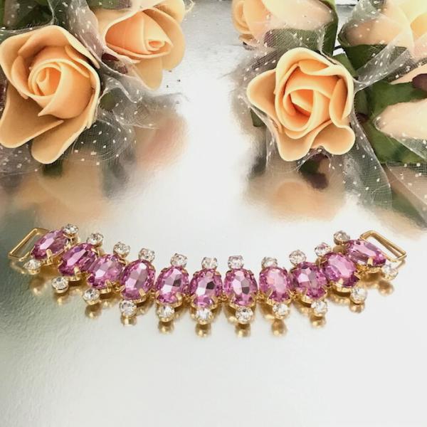 エレガントなアクリルストーンモチーフになります。アイディア次第でいろいろなアレンジでご使用いただけます。ワンピース、新体操、社交ダンス、バトントワリング、レオタード、ベリーダンス、フィギュアスケート、バレエ衣装、ドレス、服飾、ステージ衣装、...