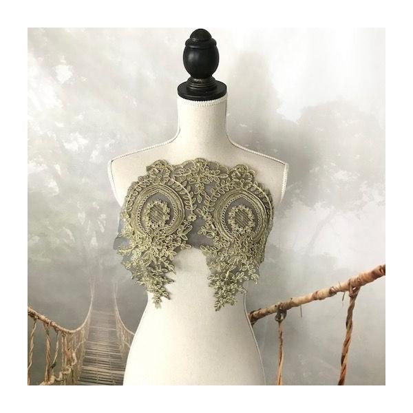 チュールにステキなゴールドの刺繍を施したモチーフになります。ヘア飾り、シンプルなドレス、新体操、社交ダンス、バトントワリング、レオタード、ベリーダンス、フィギュアスケート、バレエ、ドレス、ステージ衣装、ハンドメイド材料などにいかがでしょうか...