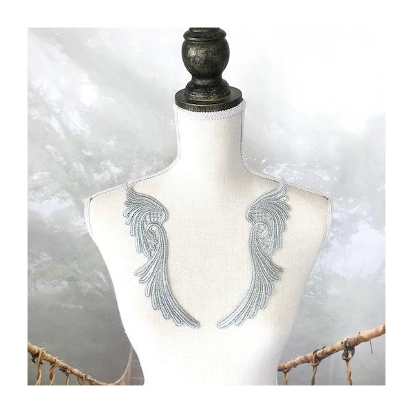 シルバーのレースモチーフセットになります。社交ダンス、バトントワリング、レオタード、ベリーダンス、フィギュアスケート、バレエ、ドレス、ステージ衣装、ハンドメイド材料などにお使いいただけます。サイズ：H24cm  W6cmカラー：シルバー左右セット