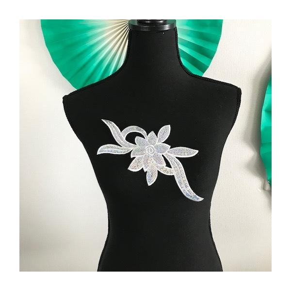 スパンコール付きアイロン接着できる花のモチーフです。シンプルなドレス、レオタード、アイススケート、チアダンス等の衣装、バトントワリング、フィギュアスケート、バレエ衣装、ステージ衣装、ハンドメイド制作などにお使いいただけます。サイズ：H23c...