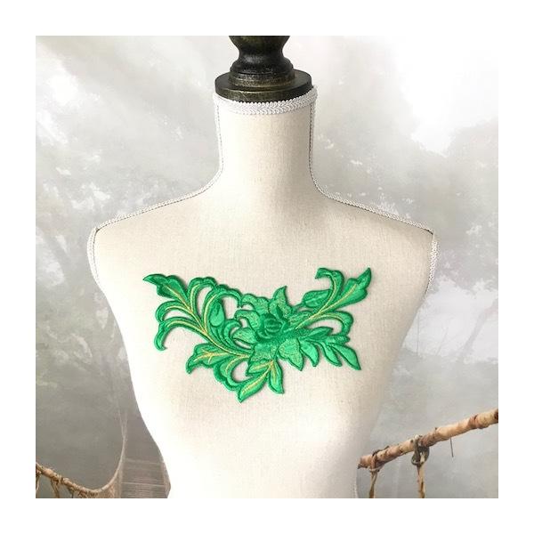 グリーン刺繍入りアイロン接着できるバラモチーフです。シンプルなドレス、レオタード、アイススケート、チアダンス等の衣装、バトントワリング、フィギュアスケート、バレエ衣装、ステージ衣装、ハンドメイド制作などにお使いいただけます。サイズ：H22c...