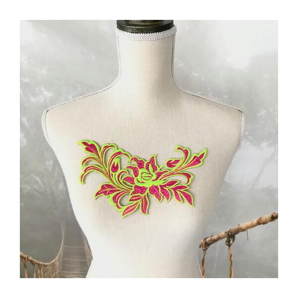 ピンク系刺繍入りアイロン接着できるバラモチーフです。シンプルなドレス、レオタード、アイススケート、チアダンス等の衣装、バトントワリング、フィギュアスケート、バレエ衣装、ステージ衣装、ハンドメイド制作などにお使いいただけます。サイズ：H22c...