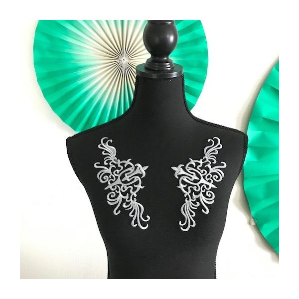 アイロン接着できるシルバーの刺繍モチーフです。新体操、バレエ、レオタード、バトントワリング 、ドレス、ステージ衣装などに飾り付けるモチーフです。手縫いとアイロンで貼り付けることもできます。サイズ：H20cm W9cmカラー：シルバー左右セッ...