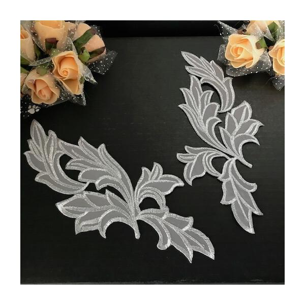 リーフ形のシルバーの刺繍ワッペンモチーフセットです。新体操、社交ダンス、バトントワリング、レオタード、ベリーダンス、フィギュアスケート、バレエ、ドレス、ステージ衣装、ハンドメイド材料などにお使いいただけます。手縫いとアイロンで貼り付けること...