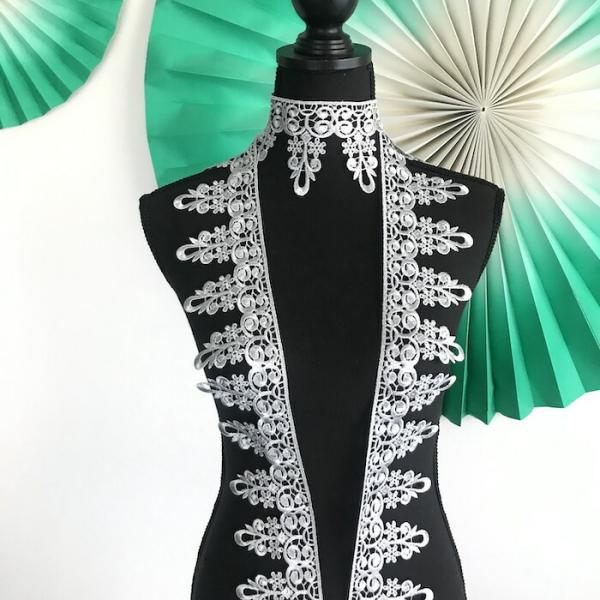 高級感があるシルバーの刺繍レースになります。切り離してモチーフとしても使用ができます。ステージ衣装やドレス、ベリーダンス、レオタード、バトントワリング、お洋服、バレエ衣装、手作り制作などに縫い付けるだけでワンポイントアクセントとして個性的な...