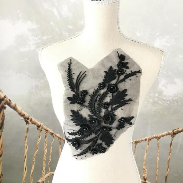 チュール生地がベースのビーズ付きお花の刺繍モチーフになります。ワンピース、新体操、社交ダンス、バトントワリング、レオタード、ベリーダンス、フィギュアスケート、バレエ衣装、ドレス、服飾、ステージ衣装、舞台衣装、ハンドメイド材料などにお使いいた...