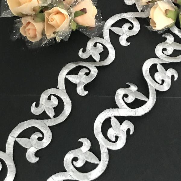 エレガントなシルバーの刺繍ワッペンモチーフブレードです。切り離してモチーフとしても使用ができます。新体操、バレエ、レオタード、バトントワリング 、ドレス、ステージ衣装などに飾り付けるモチーフです。レオタードなどの好きな位置に、好きなデザイン...