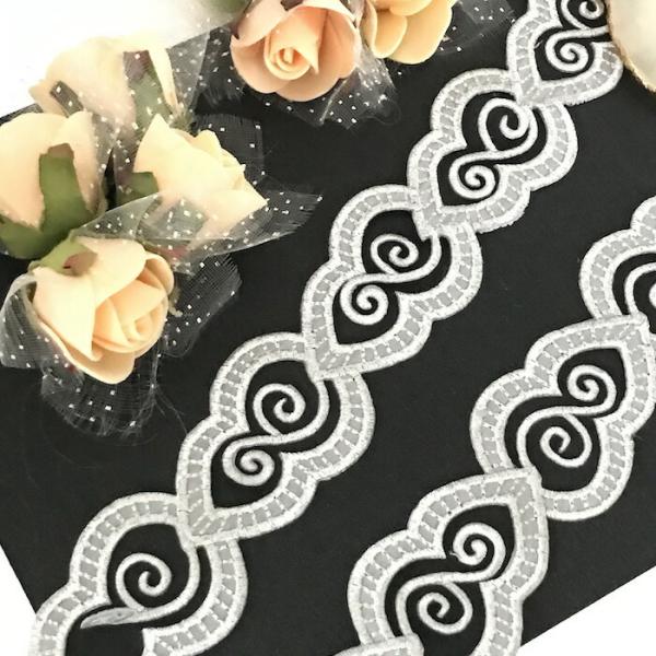 花模様のエレガントなシルバーの刺繍ワッペンモチーフブレードです。切り離してモチーフとしても使用ができます。新体操、バレエ、レオタード、バトントワリング 、ドレス、ステージ衣装などに飾り付けるモチーフです。レオタードなどの好きな位置に、好きな...