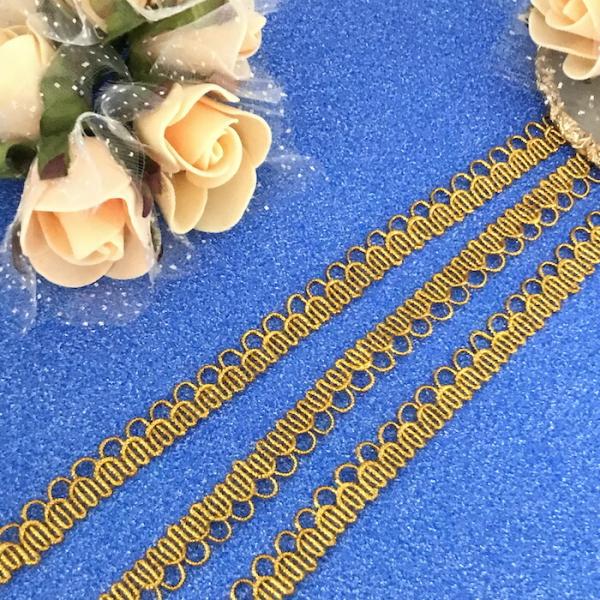 ディープゴールドのブレードレースになります。新体操、社交ダンス、バトントワリング、レオタード、ベリーダンス、フィギュアスケート、バレエ衣装、ドレス、服飾、ステージ衣装、舞台衣装、ハンドメイド材料などにお使いいただけます。サイズ：W1cmカラ...