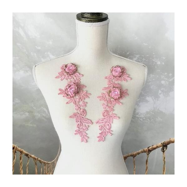 ストーン付きスタイリッシュなお花のレースモチーフです。新体操、社交ダンス、バトントワリング、レオタード、ベリーダンス、フィギュアスケート、バレエ、ドレス、ステージ衣装、ハンドメイド材料などにお使いいただけます。サイズ：H25cm W9cmカ...