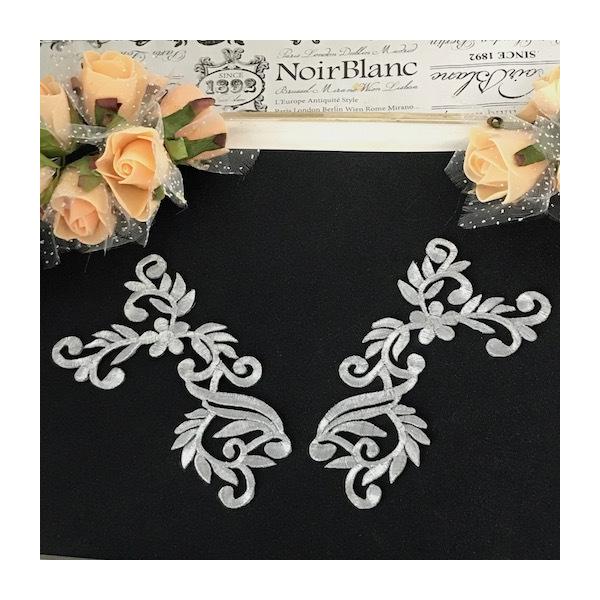 エレガントなシルバーの刺繍ワッペンモチーフセットです。新体操、社交ダンス、バトントワリング、レオタード、ベリーダンス、フィギュアスケート、バレエ、ドレス、ステージ衣装、ハンドメイド材料などにお使いいただけます。手縫いとアイロンで貼り付けるこ...