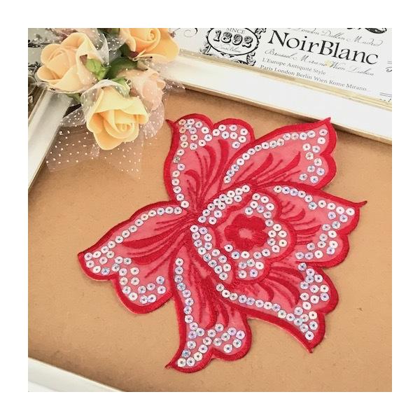 アイロン接着できるレッドの薔薇のワッペンモチーフになります。お洋服と小物の製作はもちろん、ステージ衣装、ドレス、社交ダンス、レオタード、ベリーダンス、フィギュアスケート、バレエ、ハンドメイド材料などにお使いいただけます。※ アイロン接着or...