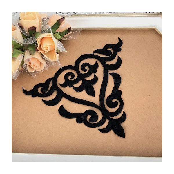 アイロン接着できるブラックの刺繍ワッペンモチーフになります。お洋服、ドレス、舞台衣装、小物の製作はもちろん、バトントワリング、レオタード、ドレス、ステージ衣装などにお使い頂けます。※ アイロン接着or縫い付けも可能サイズ：H16.5cm W...