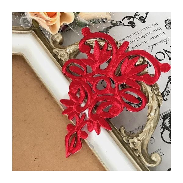 アイロン接着できるレッドの刺繍ワッペンモチーフになります。お洋服と小物の製作はもちろん、バトントワリング、レオタード、ドレス、ステージ衣装などにお使い頂けます。使い方は色々です。※ アイロン接着or縫い付けも可能サイズ：H10cm W7cm...