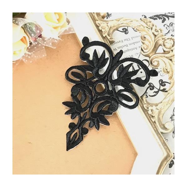 アイロン接着できるブラックの刺繍ワッペンモチーフになります。お洋服と小物の製作はもちろん、バトントワリング、レオタード、ドレス、ステージ衣装などにお使い頂けます。使い方は色々です。※ アイロン接着or縫い付けも可能サイズ：H10cm W7c...