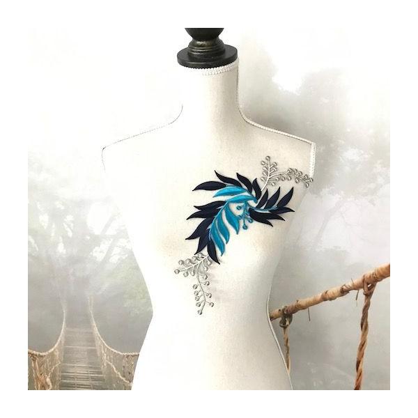 衣装に使えやすいリーフの刺繍アップリケになります。新体操、バレエ、レオタード、バトントワリング 、ドレス、ステージ衣装などに飾り付けるモチーフです。レオタードなどの好きな位置に、好きなデザインで貼り付けて、スパンコールとラインストーンを加え...