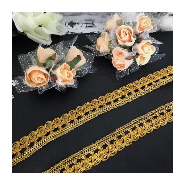 ゴールドの装飾用ブレードになります。衣装やドレス、お洋服や作品などに縫い付けるだけでワンポイントアクセントとして個性的な仕上がりになります。サイズ：W3cmカラー：ダークゴールド長さ：1ヤード（約90cm）