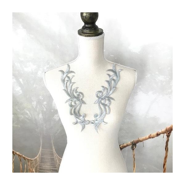 シルバーのレースモチーフセットになります。新体操、社交ダンス、バトントワリング、レオタード、ベリーダンス、フィギュアスケート、バレエ、ドレス、ステージ衣装、ハンドメイド材料などにお使いいただけます。サイズ：H29cm  W7cmカラー：シル...