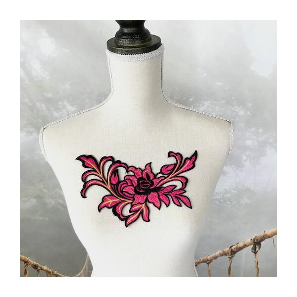 ゴールド刺繍入りアイロン接着できるバラのモチーフです。シンプルなドレス、レオタード、アイススケート、チアダンス等の衣装、バトントワリング、フィギュアスケート、バレエ衣装、ステージ衣装、ハンドメイド制作などにお使いいただけます。サイズ：H22...