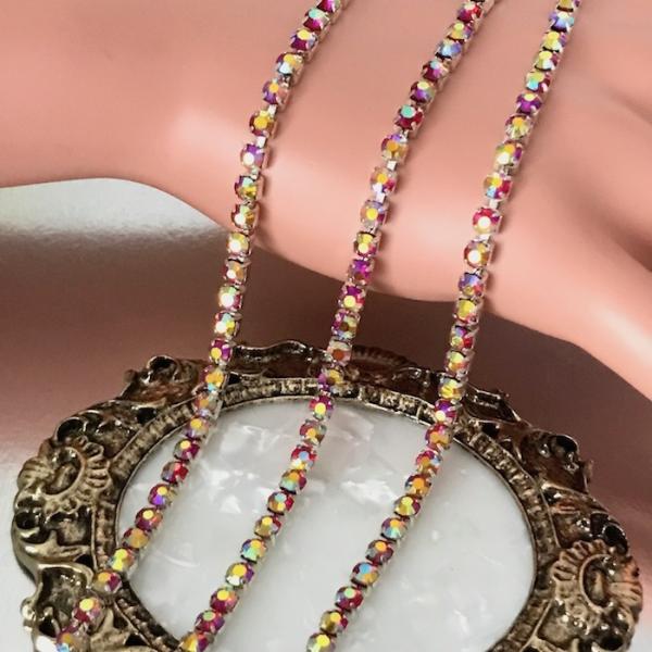 ABレッド のラインストーンチェーンになります。ワンピース、新体操、社交ダンス、バトントワリング、レオタード、ベリーダンス、フィギュアスケート、バレエ衣装、ドレス、服飾、ステージ衣装、舞台衣装、ハンドメイド材料などにお使いいただけます。サイ...