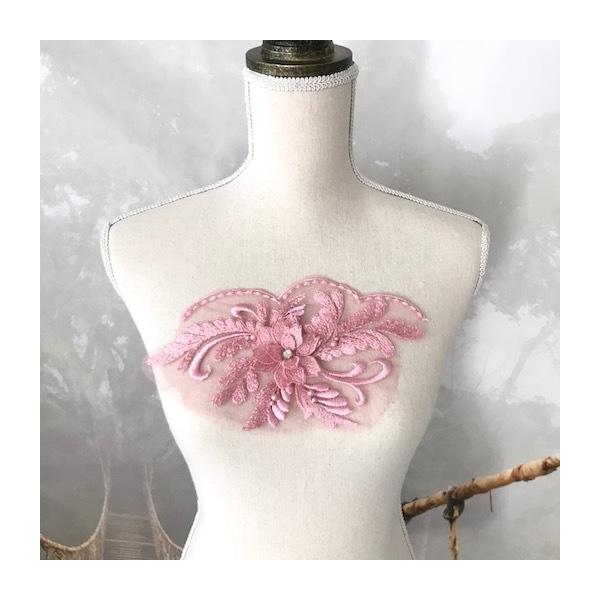 立体的な花とストーン付きモチーフです。いろいろカットして自由デザインができます。社交ダンス、バトントワリング、レオタード、ベリーダンス、フィギュアスケート、バレエ、ドレス、ステージ衣装、ハンドメイド材料などに使用するとお洒落感がワンランクア...