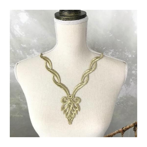 ゴールドのロイヤル模様のネックラインモチーフになります。シンプルなドレス、新体操、社交ダンス、バトントワリング、レオタード、チアダンス、フィギュアスケート、バレエ衣装、ステージ衣装、ハンドメイド制作に使用すると綺麗です。サイズ：H25cm ...