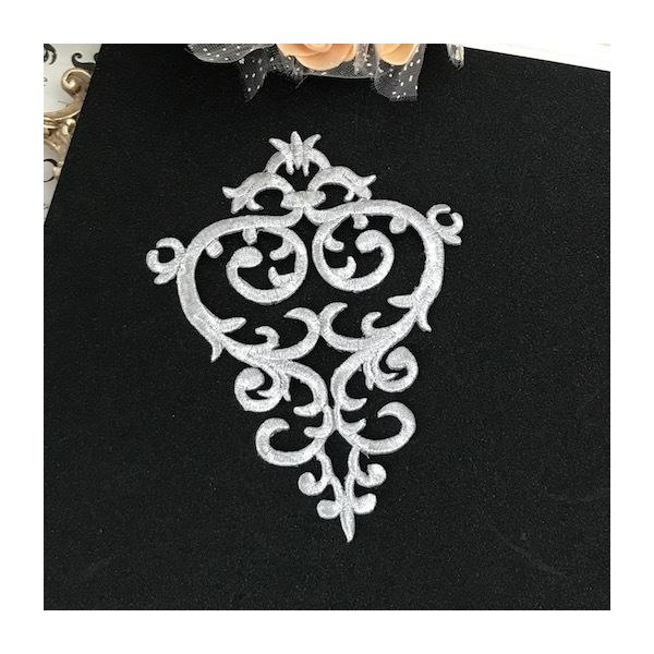 アイロン接着できるシルバーの刺繍ワッペンモチーフになります。お洋服と小物の製作はもちろん、バトントワリング、レオタード、ドレス、ステージ衣装などにお使い頂けます。使い方は色々です。※ アイロン接着or縫い付けも可能サイズ：H13cm W10...