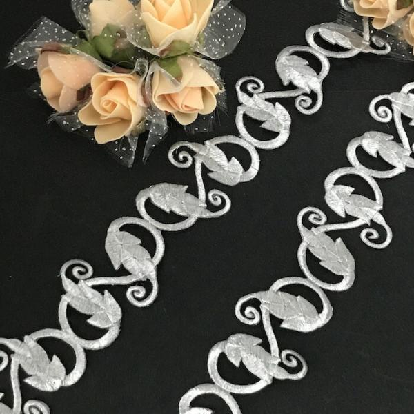 花模様のエレガントなシルバーの刺繍ワッペンモチーフブレードです。切り離してモチーフとしても使用ができます。新体操、バレエ、レオタード、バトントワリング 、ドレス、ステージ衣装などに飾り付けるモチーフです。レオタードなどの好きな位置に、好きな...