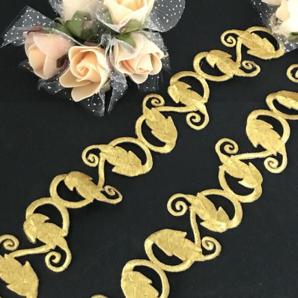 エレガントなゴールドの刺繍ワッペンモチーフブレードです。切り離してモチーフとしても使用ができます。新体操、社交ダンス、バトントワリング、レオタード、ベリーダンス、フィギュアスケート、バレエ、ドレス、ステージ衣装、ハンドメイド材料などにお使い...