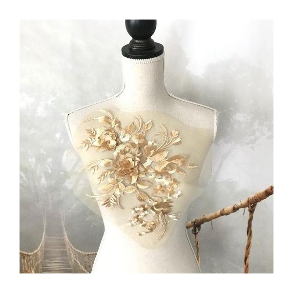 チュールにステキなお花のゴールドの刺繍を施したモチーフになります。新体操、社交ダンス、バトントワリング、レオタード、ベリーダンス、フィギュアスケート、バレエ、ドレス、ステージ衣装、ハンドメイド材料などに使用すると綺麗です。サイズ：H33cm...