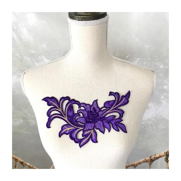 ゴールド刺繍入りアイロン接着できるバラのモチーフです。シンプルなドレス、レオタード、アイススケート、チアダンス等の衣装、バトントワリング、フィギュアスケート、バレエ衣装、ステージ衣装、ハンドメイド制作などにお使いいただけます。サイズ：H22...