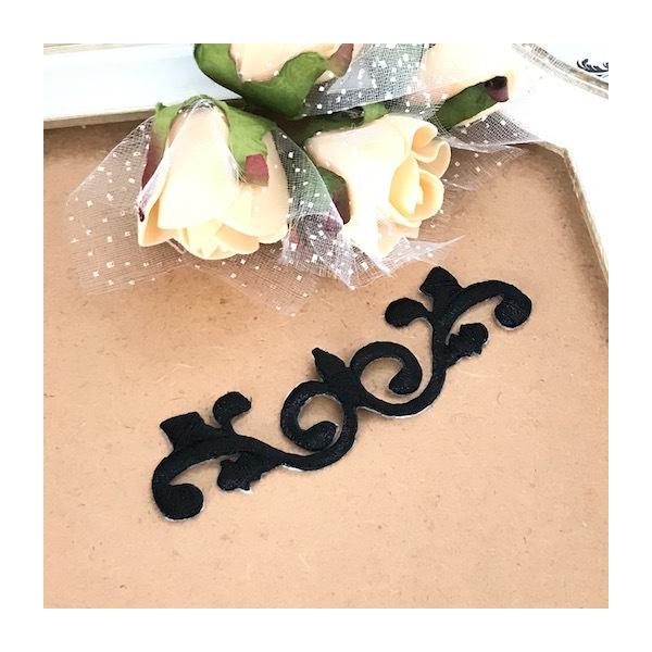 アイロン接着できるブラックの刺繍モチーフです。新体操、バレエ、レオタード、バトントワリング 、ドレス、ステージ衣装などに飾り付けるモチーフです。手縫いとアイロンで貼り付けることもできます。サイズ：H2.8cm W10cmカラー：ブラックアイ...