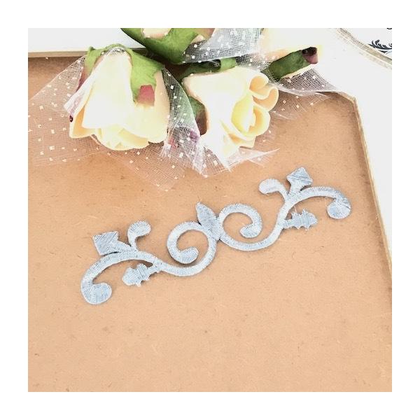 アイロン接着できるシルバーの刺繍モチーフです。新体操、バレエ、レオタード、バトントワリング 、ドレス、ステージ衣装などに飾り付けるモチーフです。手縫いとアイロンで貼り付けることもできます。サイズ：H2.8cm W10cmカラー：シルバーアイ...