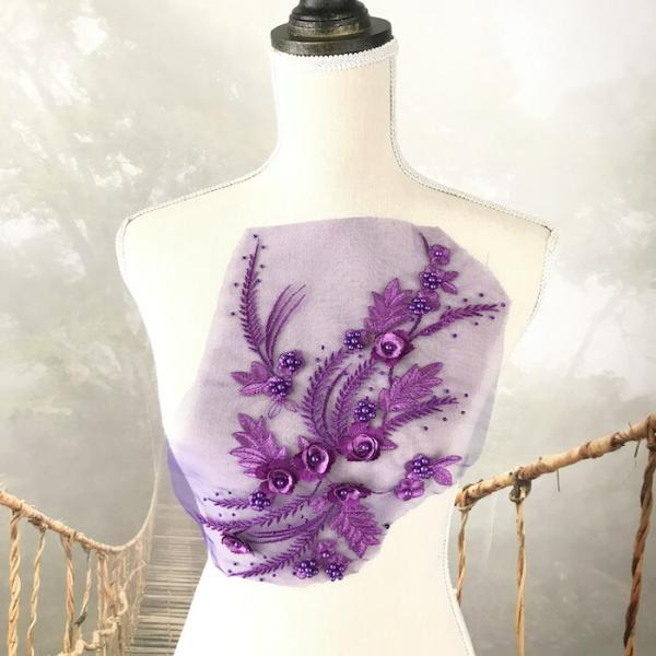 チュール生地がベースのビーズ付きお花の刺繍モチーフになります。ワンピース、新体操、社交ダンス、バトントワリング、レオタード、ベリーダンス、フィギュアスケート、バレエ衣装、ドレス、服飾、ステージ衣装、舞台衣装、ハンドメイド材料などにお使いいた...