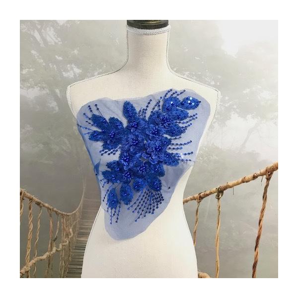 スパンコールとビーズ付きの花模様の衣装モチーフです。新体操、社交ダンス、バトントワリング、レオタード、ベリーダンス、フィギュアスケート、バレエ衣装、ドレス、ステージ衣装、ハンドメイド材料などにお使いいただけます。サイズ：H36cm W28c...