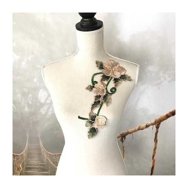 エレガントなバラの刺繍モチーフになります。ステージ衣装、ドレス、社交ダンス、レオタード、フィギュアスケート、バレエ、ハンドメイド材料などに縫い付けるだけで個性的な仕上がりになります。サイズ：H30cm  W14cmカラー：ベージュ・グリーン