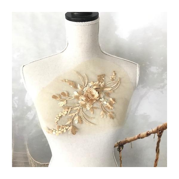 チュールにステキなお花のゴールドの刺繍を施したモチーフになります。新体操、社交ダンス、バトントワリング、レオタード、ベリーダンス、フィギュアスケート、バレエ、ドレス、ステージ衣装、ハンドメイド材料などに使用すると綺麗です。サイズ：H25cm...