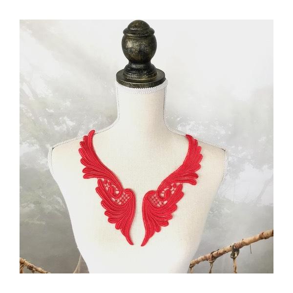 レッドの衣装用レースモチーフセットになります。社交ダンス、バトントワリング、レオタード、ベリーダンス、フィギュアスケート、バレエ衣装、ステージ衣装、手作り制作などにお使いいただけます。サイズ：H25cm  W6cmカラー：レッド左右セット