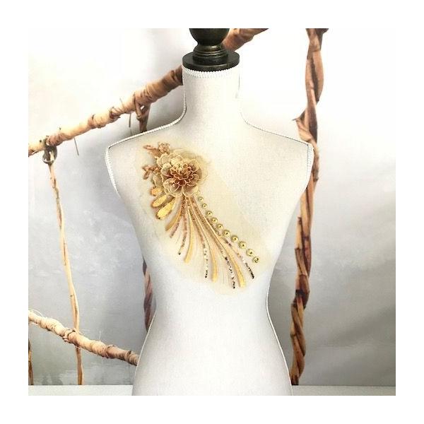 チュール生地がベースのスパンコール付き3Dの花刺繍アップリケになります。衣装やドレス、お洋服や作品などに縫い付けるだけでワンポイントアクセントとして個性的な仕上がりになります。サイズ：H32cm W12cmカラー：ゴールド