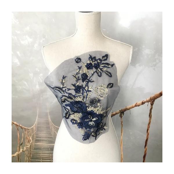 ストーンがたくさん付いて、豪華なお花の刺繍チュールモチーフです。お花の部分は立体的になって、中心はビーズで装飾してあります。新体操、社交ダンス、ウェディング、バトントワリング、レオタード、チアダンス、フィギュアスケート、バレエ、ドレス、ステ...