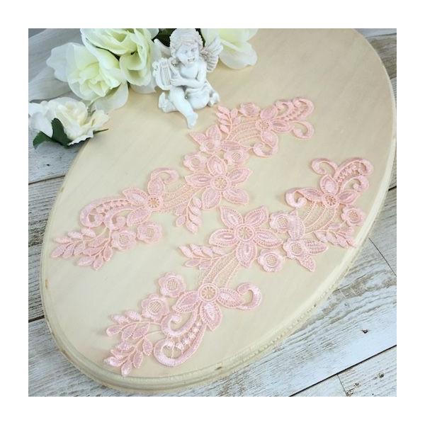 繊細で綺麗な刺繍ケミカルレースモチーフになります。衣装やドレス、お洋服や作品などに縫い付けるだけでワンポイントアクセントとして個性的な仕上がりになります。サイズ：H26cm &amp;nbsp;W8cmカラー：ベイビーピンク※左右2枚セット