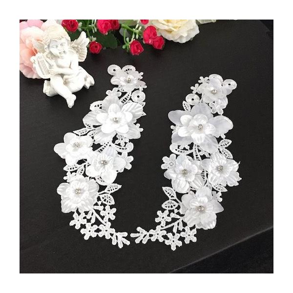 ストーン付きの刺繍モチーフセットです。お花の一部分は3Dになっています。ステージ衣装やドレス、お洋服や作品などに縫い付けるだけでワンポイントアクセントとして個性的な仕上がりになります。サイズ：H22cm W8cmカラー：オフホワイト左右セット