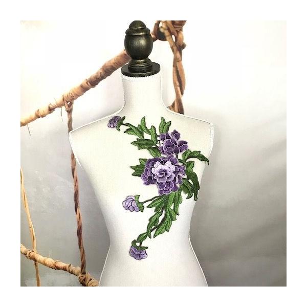エレガントな立体的な薔薇のモチーフになります。衣装やドレス、お洋服や作品などに縫い付けるだけでワンポイントアクセントとして個性的な仕上がりになります。サイズ：H40cm W19cmカラー：パープル・グリーン