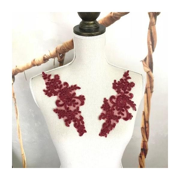 チュール生地がベースの刺繍アップリケモチーフになります。衣装やドレス、お洋服や作品などに縫い付けるだけでワンポイントアクセントとして個性的な仕上がりになります。サイズ：H23cm W9cmカラー：ワインレッド※左右2枚セット