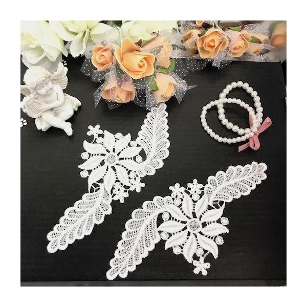 繊細でデザインの刺繍モチーフになります。衣装やドレス、お洋服や作品などに縫い付けるだけでワンポイントアクセントとして個性的な仕上がりになります。サイズ：H21cm W9cmカラー：ホワイト※左右2枚セット