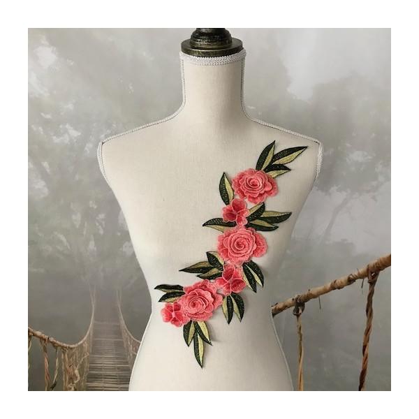 エレガントなお花の刺繍モチーフになります。お花なの部分は立体的で色々切り取って自由デザインの装飾ができます。新体操、社交ダンス、ベリーダンス、バトントワリング、レオタード、ベリーダンス、フィギュアスケート、バレエ、ドレス、ステージ衣装、ハン...