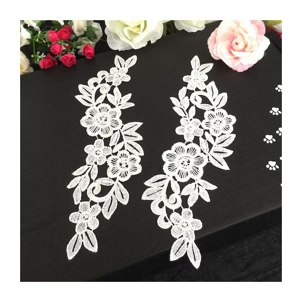 繊細でデザインの刺繍モチーフになります。衣装やドレス、お洋服や作品などに縫い付けるだけでワンポイントアクセントとして個性的な仕上がりになります。サイズ：H26cm W8cmカラー：ホワイト左右セット